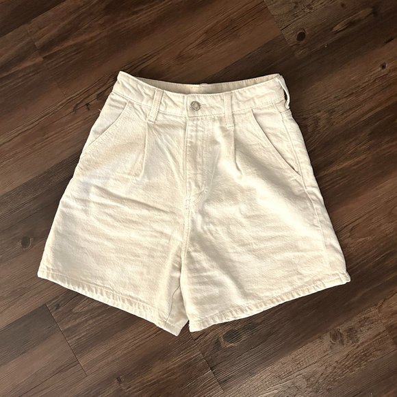 H&M Pants - Off-White High Waisted Shorts - Size 0